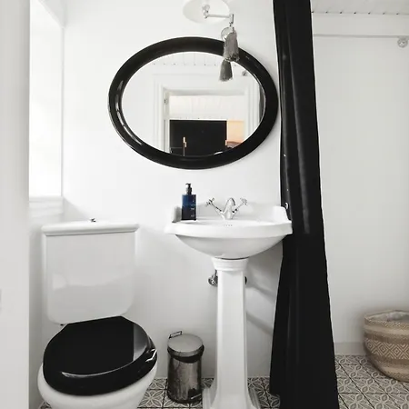 Nomad Hotell 2*
